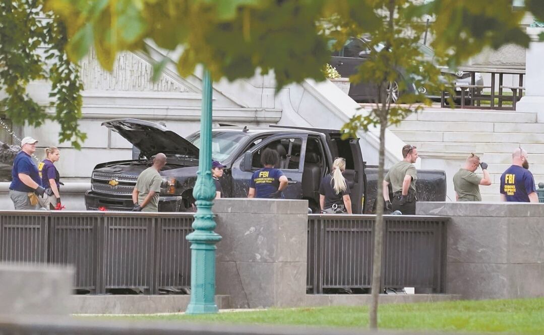 Las autoridades indagaban la camioneta cerca del Capitolio. Foto: Alex Brandon. AP