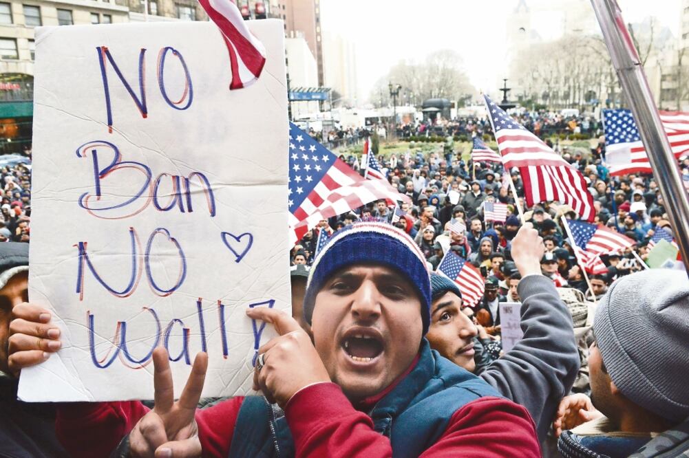 Un hombre sostiene un cartel que dice “no prohibición, no muro”, durante una protesta en Brooklyn contra las restricciones a migrantes del presidente Trump (STEPHANIE KEITH. REUTERS)