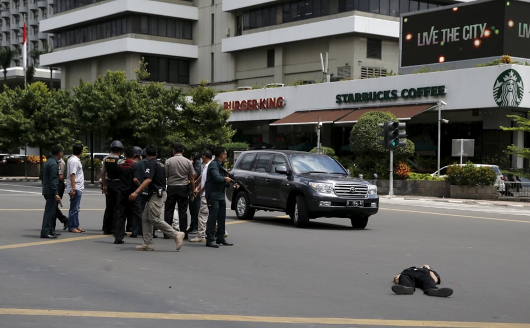 Varias explosiones y un tiroteo ocurrieron el jueves en el centro de la capital de Indonesia y la policía dijo que un presunto suicida con bomba era el responsable de al menos una de las detonaciones. 