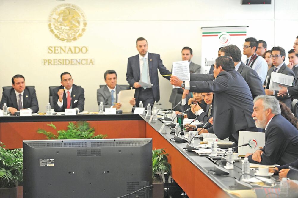 Ayer en el Senado la bancada del PRD cuestionó que la propuesta de prorrogar un año el apagón analógico sería procesada de forma ilegal (AGUSTÍN SALINAS. EL UNIVERSAL)