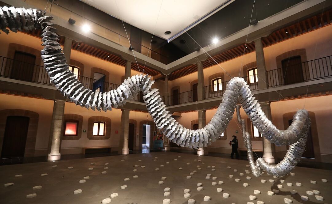 La serpiente de los días es una instalación puesta en el patio central del Museo Kaluz y conformada por 500 máscaras de aluminio; y abajo, en el piso, hay otras 300 hechas de cerámica blanca. Fotos: Berenice Fregoso. EL UNIVERSAL