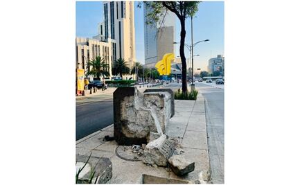 Automovilista en estado de ebriedad derriba pedestal y estatua del Nigromante, en Paseo de la Reforma