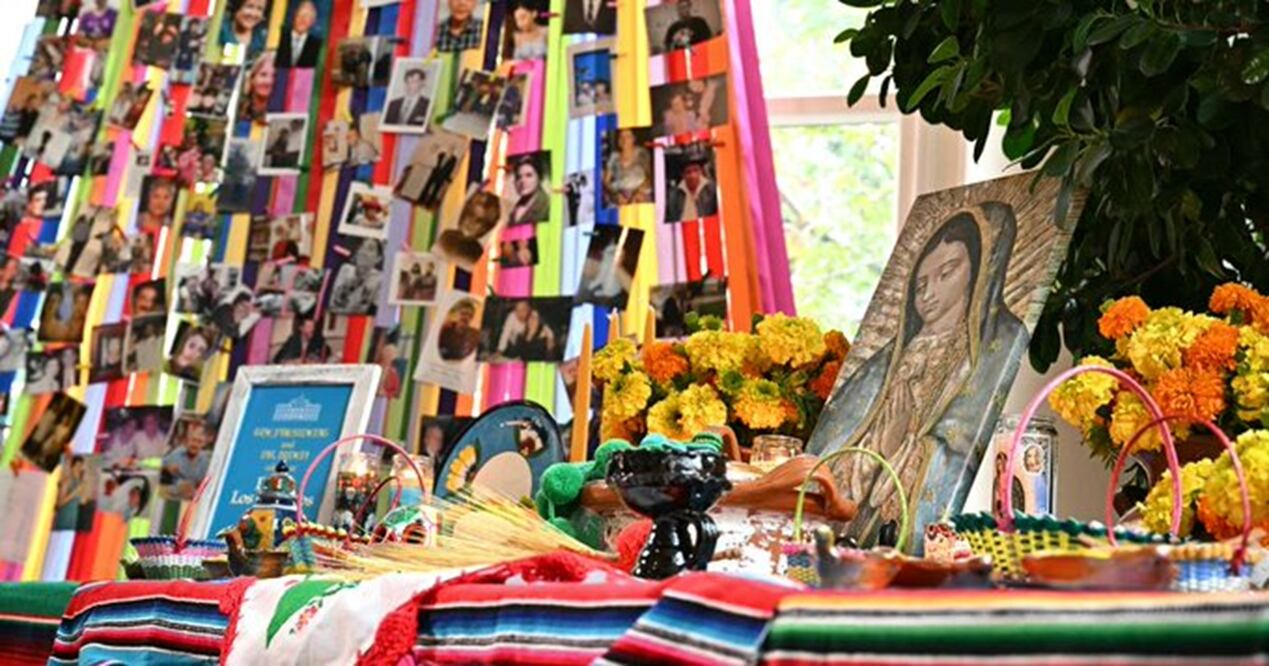 Por tercer año consecutivo, la Casa Blanca puso una ofrenda en la que destaca la imagen de la Virgen de Guadalupe, de la que Joe Biden es devoto. FOTO: AFP