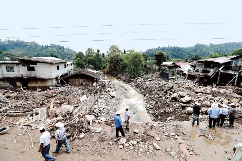 La fuerte lluvia que cayó la tarde-noche del sábado en Puebla, al paso de la tormenta tropical Earl, desbordó el agua del río San Lorenzo y provocó varios deslaves en toda la región (VALENTE ROSAS. EL UNIVERSAL)