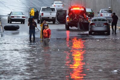Fuertes lluvias provocan cierre de vialidades en Monterrey