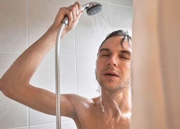 ¿Bañarse con agua fría o caliente?; esto conviene más para la salud