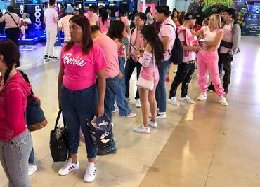 FOTOS: “Barbies” y “Kens” llegan a cines de CDMX por estreno de la película de Margot Robbie