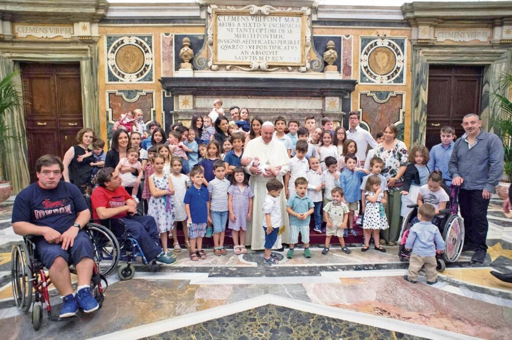 Durante un acto con asociaciones familiares, el Pontífice argentino refirió que “los hijos son el don más grande y deben ser recibidos como Dios los manda”. (EFE)