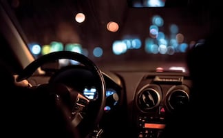 El botón del auto que mejora la conducción por la noche