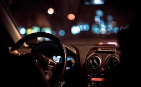 El botón del auto que mejora la conducción por la noche