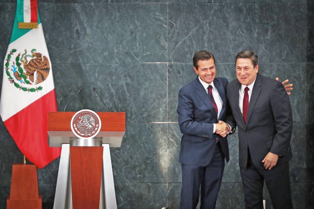 En el Salón Adolfo López Mateos de la Residencia Oficial de Los Pinos, el presidente Enrique Peña Nieto designó y dio posesión a Baltazar Hinojosa como nuevo titular de la Sagarpa (JUAN CARLOS REYES. EL UNIVERSAL)