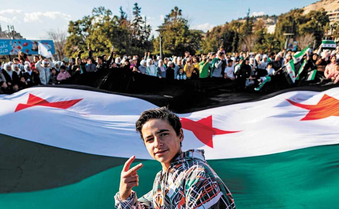 Sirios celebran la caida de Bashar al-Assad en varias ciudades del pais. Foto: Sameer al-Doumy / AFP