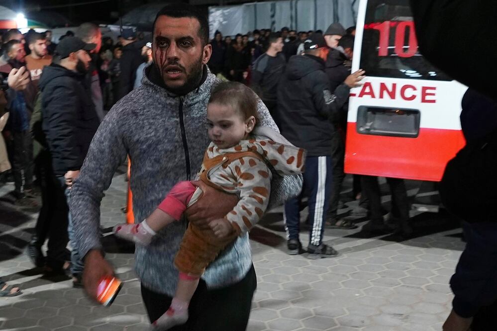 Palestinos heridos en un bombardeo israelí en Gaza llegan al hospital en Deir al Balah. FOTO: ADEL HANA. AP