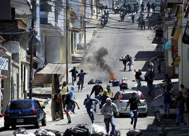 Denuncian agresiones contra estudiantes por parte de policía venezolana