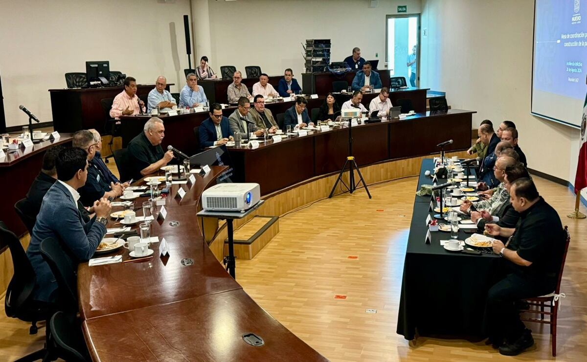 Autoridades y transportistas en Nuevo León firman convenio para mejorar la seguridad en carreteras. Foto: Secretaría de Seguridad Pública