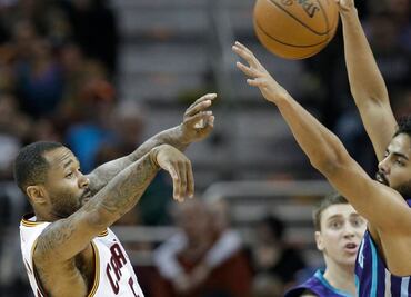 Jorge Gutiérrez renueva contrato con Hornets