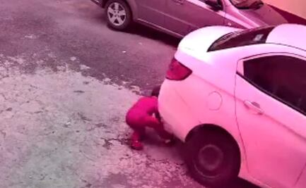 ADVERTENCIA DE IMÁGENES. Conductor se echa de reversa y aplasta a menor que intentó rescatar su juguete 