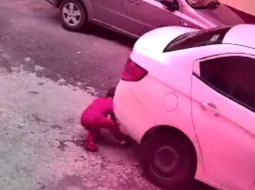 ADVERTENCIA DE IMÁGENES. Conductor se echa de reversa y aplasta a menor que intentó rescatar su juguete