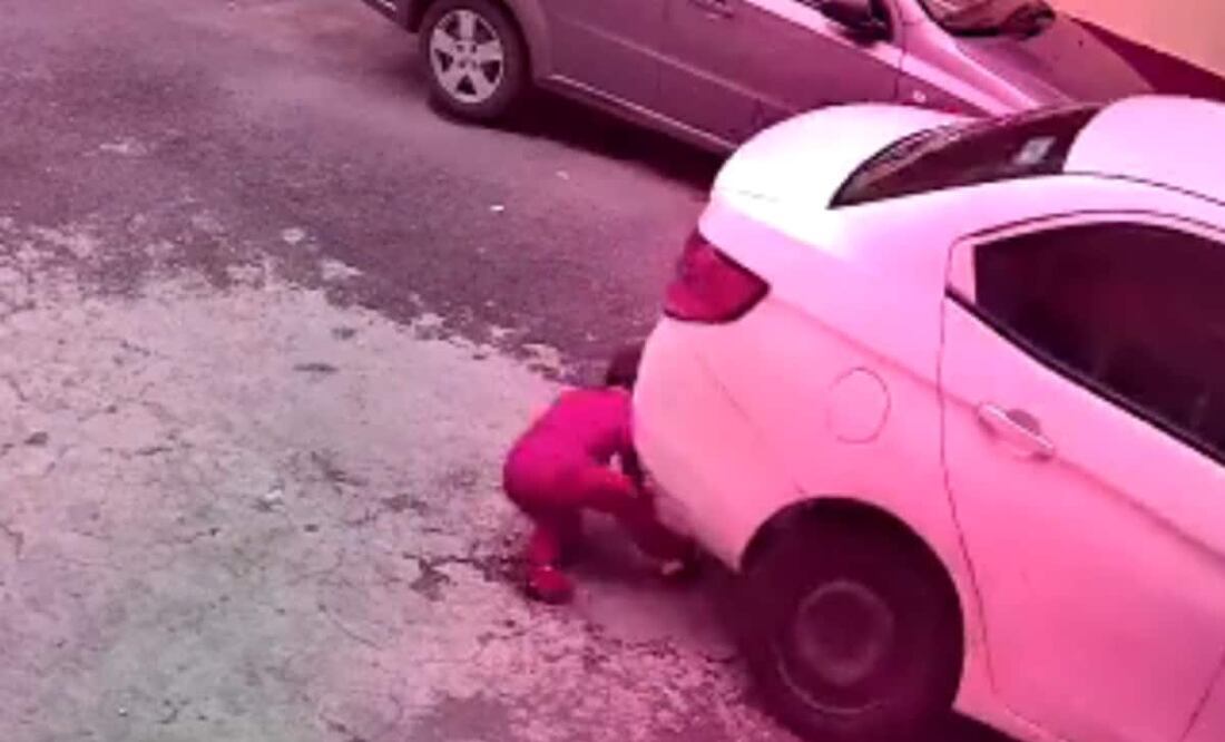 Se aprecia que otro menor corre aparentemente aterrado por la imagen que contempló. Foto: Tomada de video