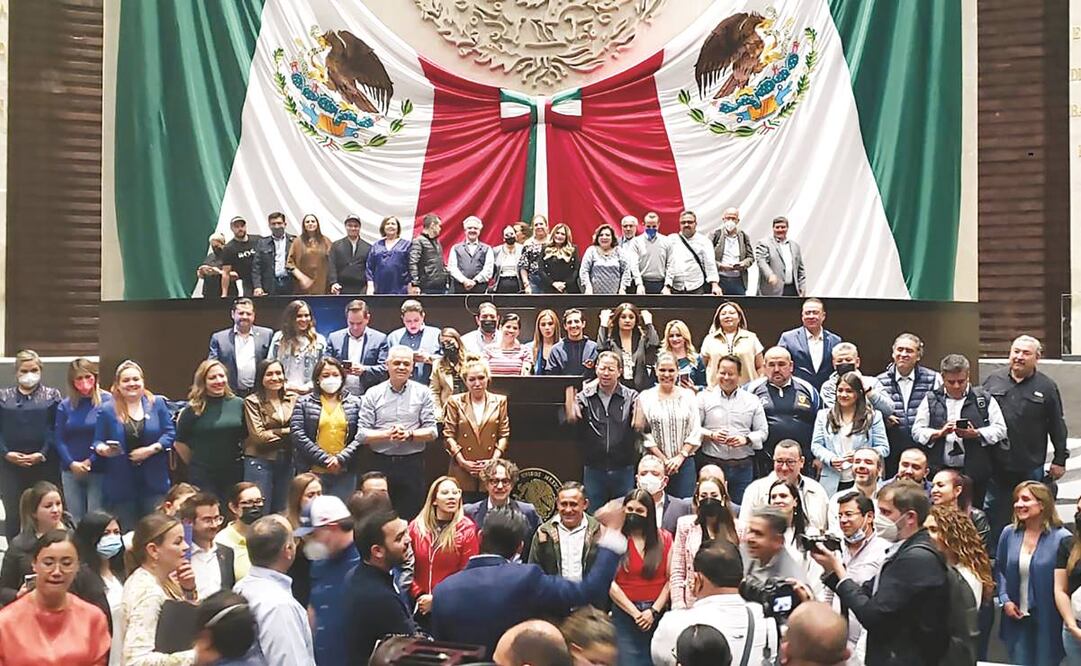 En punto de las 23:15 horas, la fracción del PAN se apostó en el pleno de San Lázaro para reiterar que sea la fecha que sea, “esta reforma no va a pasar”. Foto: Especial