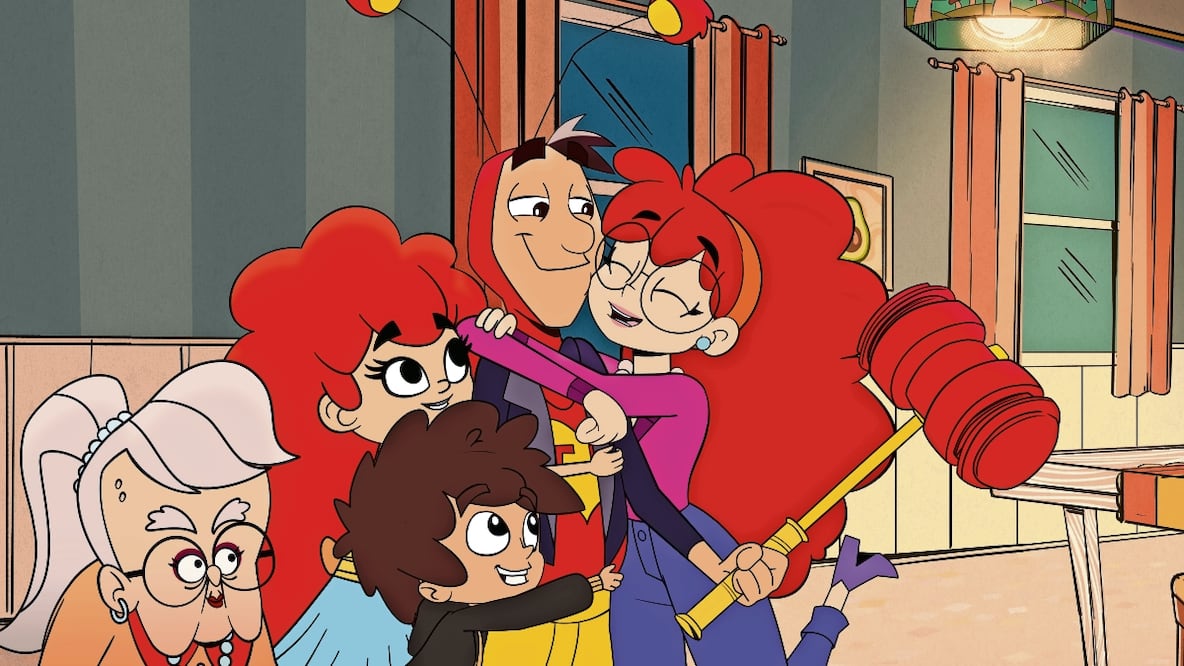 Roberto Gómez Fernández apostó por el entorno familiar del héroe: se verá como esposo de Susana, papá de Lina y Bobby e hijo de Luisa. Foto: HBO Max