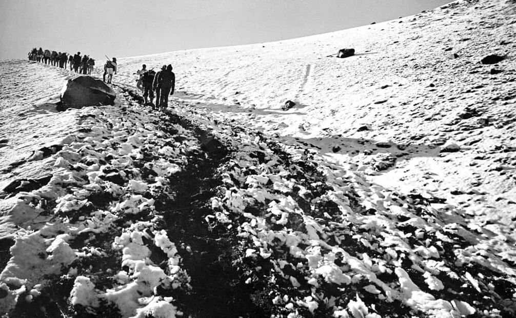 Ascenso de excursionistas al Popocatépetl. En 1947, EL UNIVERSAL afirmó que, “de no existir [el Socorro Alpino], cada vez que hay un sensible accidente, se tiene que recurrir a que el compañerismo ayude a los damnificados”. Foto: Archivo EL UNIVERSAL.