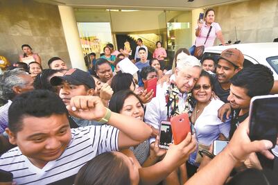 AMLO reparte besos y abrazos