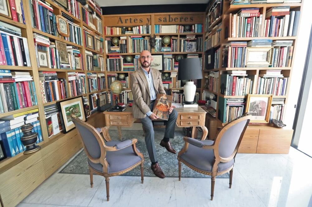 Tras 19 años de investigación, Juan Manuel Corrales ofrece un rico estudio sobre la vestimenta de los siglos XVI al XVIII. (FOTOS ARIEL OJEDA. EL UNIVERSAL)