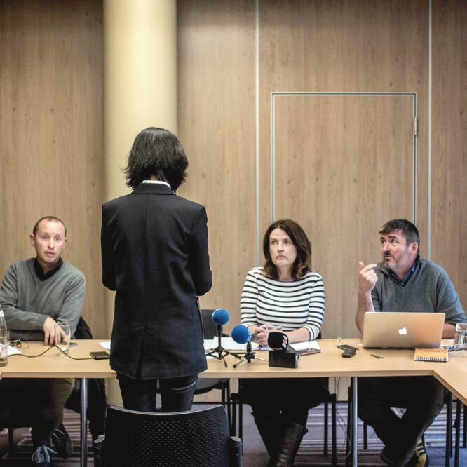 Grace, la esposa del ex jefe del Interpol, Meng Hongwei, habla de espaldas a la prensa, durante una conferencia en Lyon, Francia. (JEFF PACHOUD. AFP)