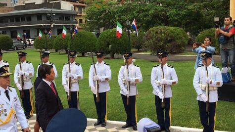 Reciben a Peña Nieto en Paraguay con honores militares