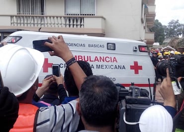Rescatan a hombre de escombros en edificio de Coquimbo