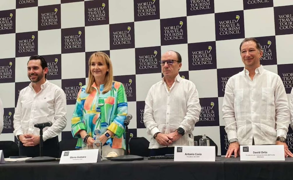 A la conferencia asistieron Antonio Cosío y José Chapur, presidente y vicepresidente del Consejo Nacional Empresarial Turístico (CNET); David Ortiz, presidente del Consejo Hotelero del Caribe Mexicano, y el titular de la Secretaría de Turismo de Quintana Roo (Sedetur), Bernardo Cueto. 03/09/2026 | Foto: Adriana Varillas.