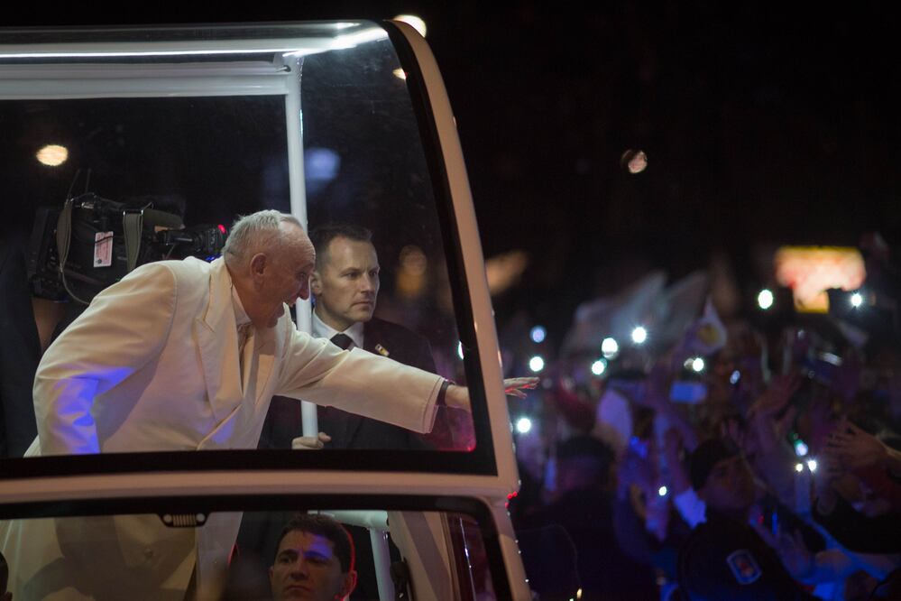 El papa Francisco (frente), saluda a la multitud a su llegada a la sede de la Nunciatura Apostólica (XINHUA)
