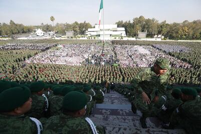 AMLO sostiene encuentro con militares