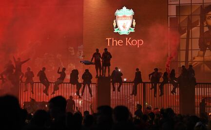 Afición del Liverpool festeja título e ignora medidas sanitarias