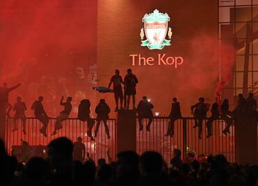 Afición del Liverpool festeja título e ignora medidas sanitarias