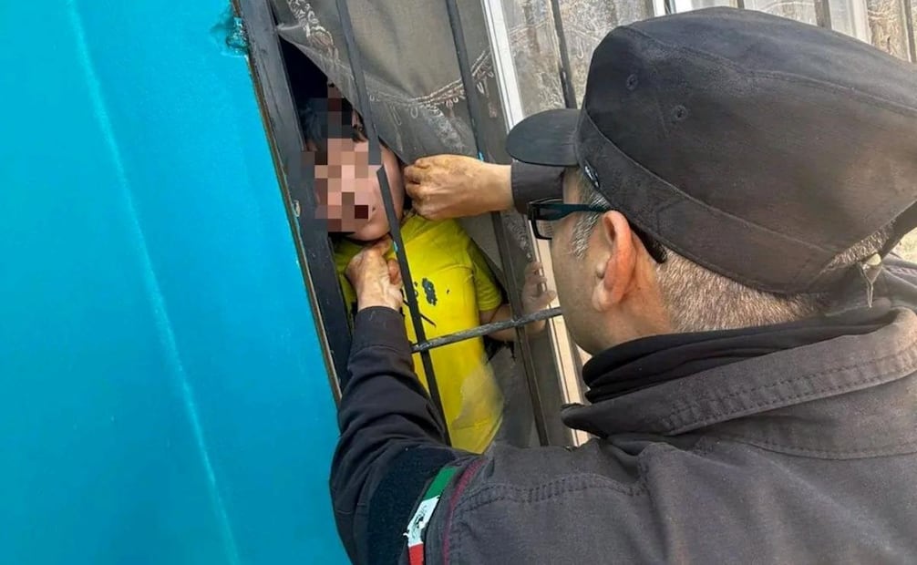 Al llegar al domicilio, el personal de emergencia encontró al niño asomado por la ventana con un cincho alrededor del cuello. Foto: Especiales.