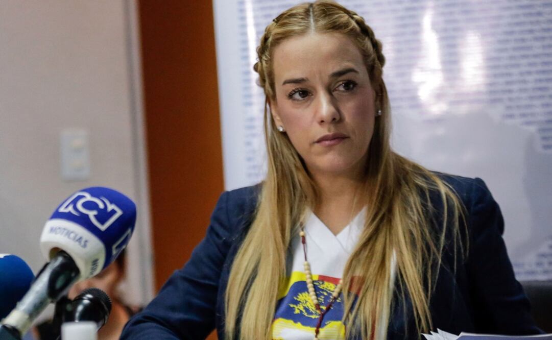Lilian Tintori, esposa del líder opositor Leopoldo López, participa durante una conferencia de prensa en Caracas, Venezuela (Foto: Xinhua)