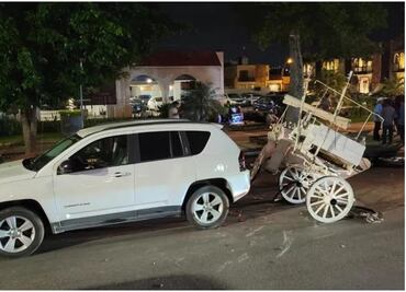 Camioneta impacta una calesa en Mérida; el caballo y varios turistas resultaron heridos