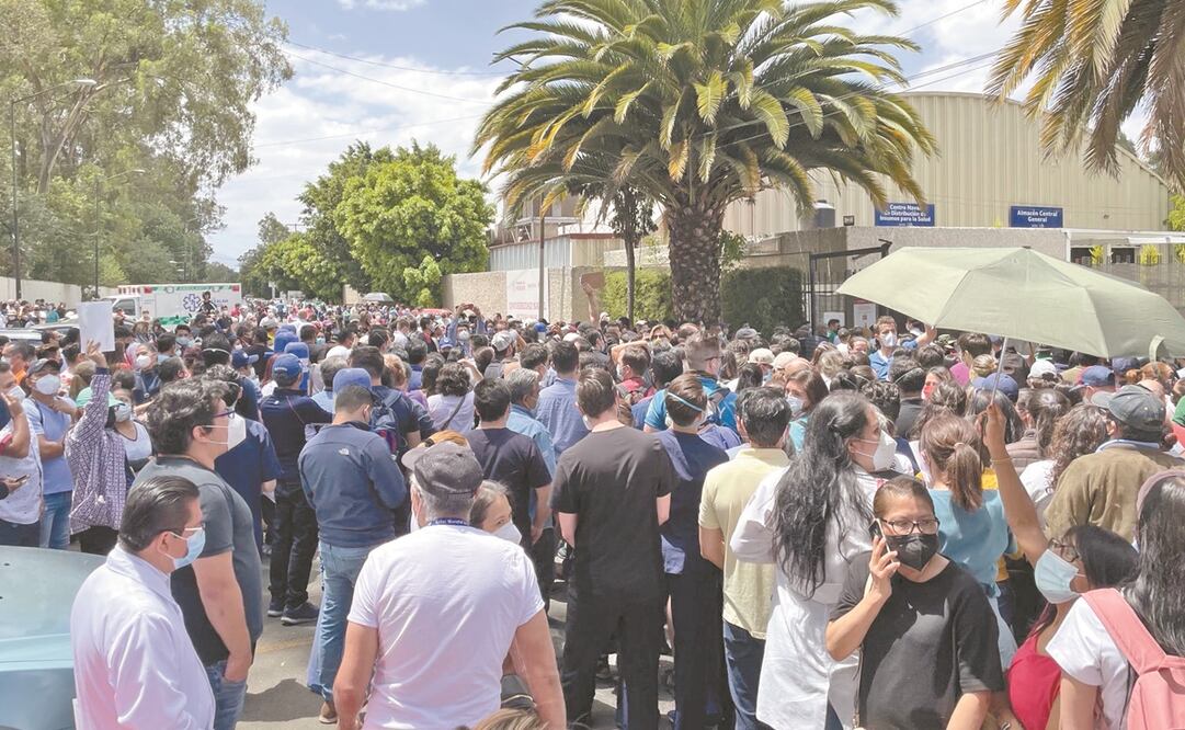 Médicos privados acudieron por su segunda dosis, pero no los atendieron. Foto: ESPECIAL