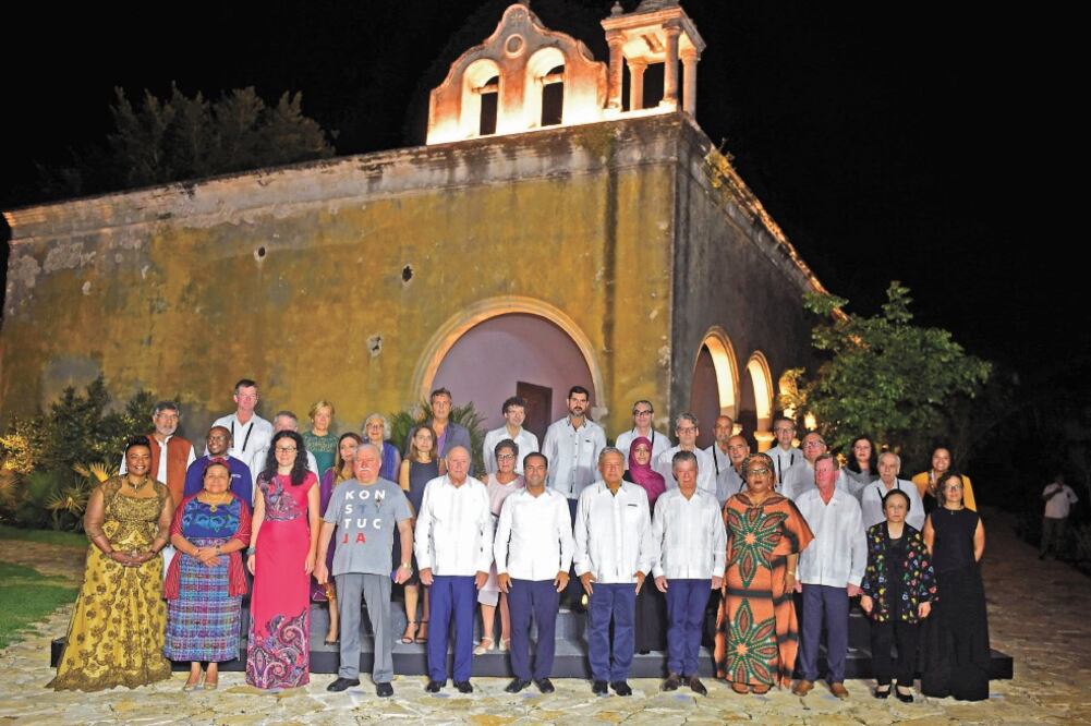 El presidente Andrés Manuel López Obrador (centro), acompañado del gobernador de Yucatán Mauricio Vila (a su izq.), al encabezar una cena privada en la hacienda San Antonio Hool con los Premios Nobel que asisten a la Cumbre Mundial. Foto: PRESIDENCIA