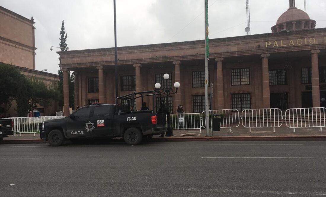 El edificio continúa resguardado por la policía y cercado con vallas metálicas. Foto: Hilda Fernández / EL UNIVERSAL