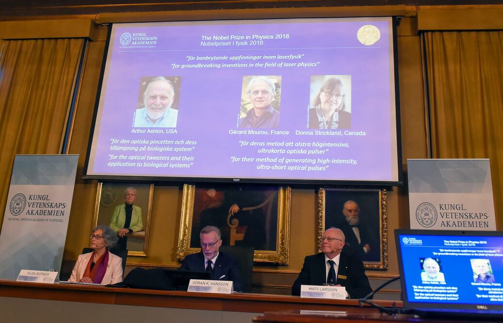 Los retratos de los tres ganadores del Nobel de Física. Foto: EFE