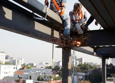 Gálvez encabeza demolición de piso ilegal en obra de Polanco