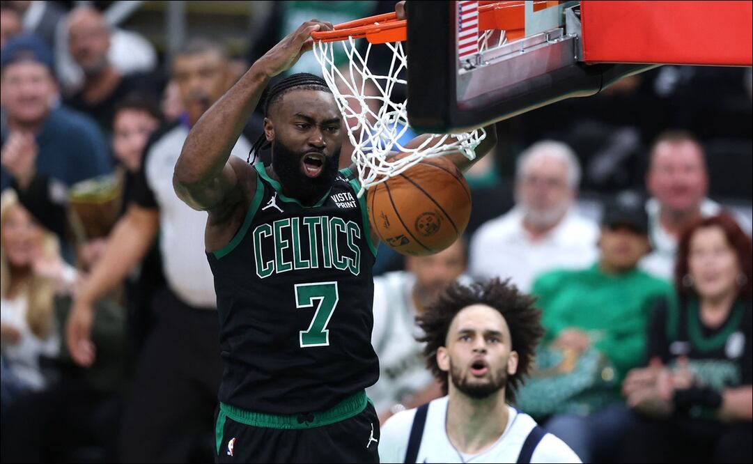 Jaylen Brown encestando en las finales de la NBA / Foto: AFP
