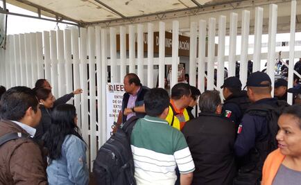 Protestan maestros de Sección 22 frente al IEEPO