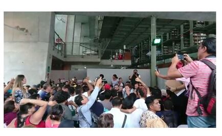 Toman ciudadanos casilla especial en Biblioteca José Vasconcelos tras acabarse las boletas