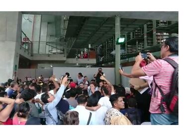 Toman ciudadanos casilla especial en Biblioteca José Vasconcelos tras acabarse las boletas