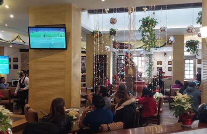 Desmañados y con frío, en restaurantes de Ecatepec disfrutan de la final Francia VS Argentina