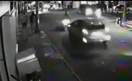 Auto embiste a repartidor en moto y éste sale volando; alertan de impunidad con video